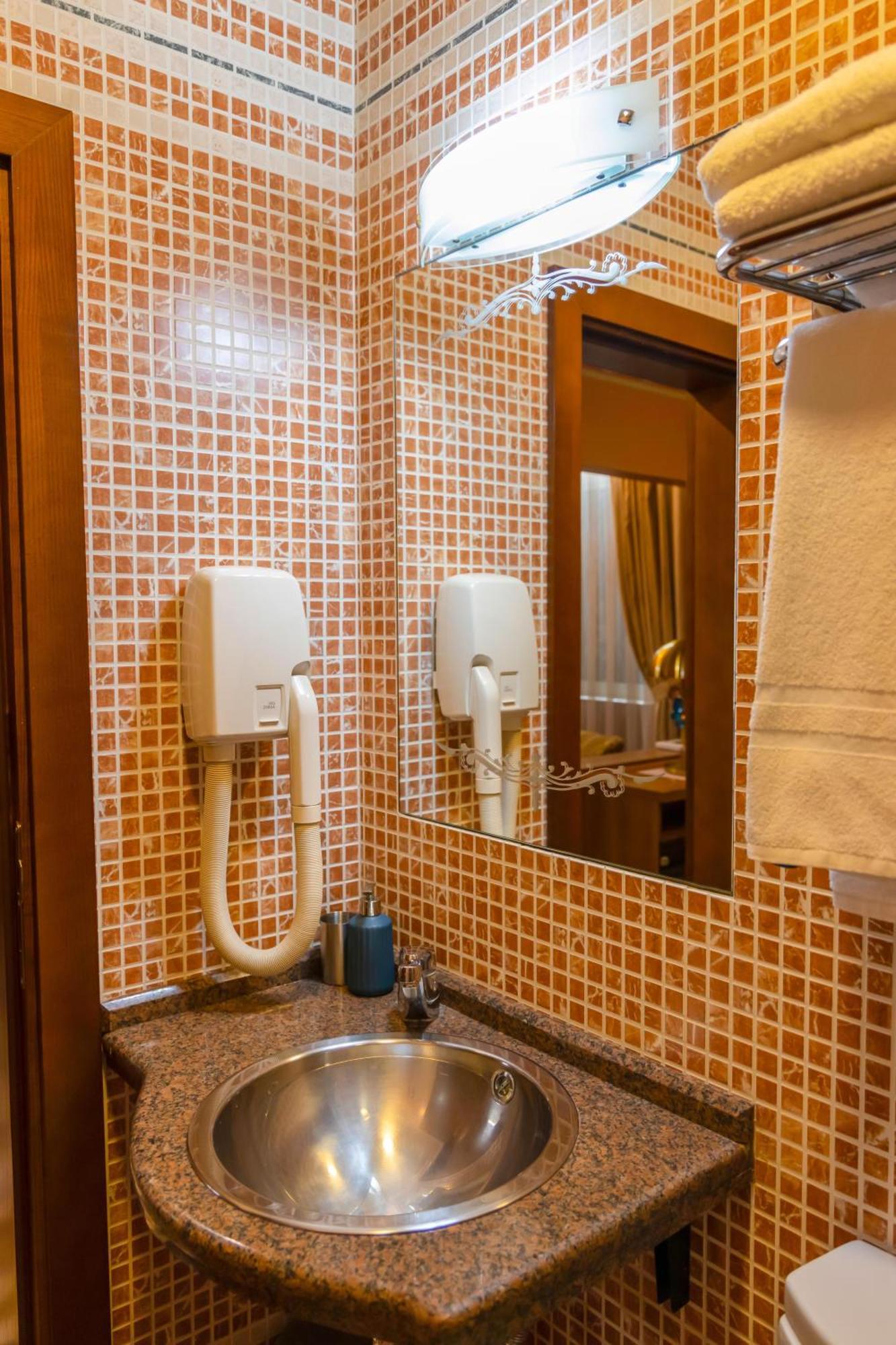 Hotel Ambasador Prishtina Приштина Экстерьер фото