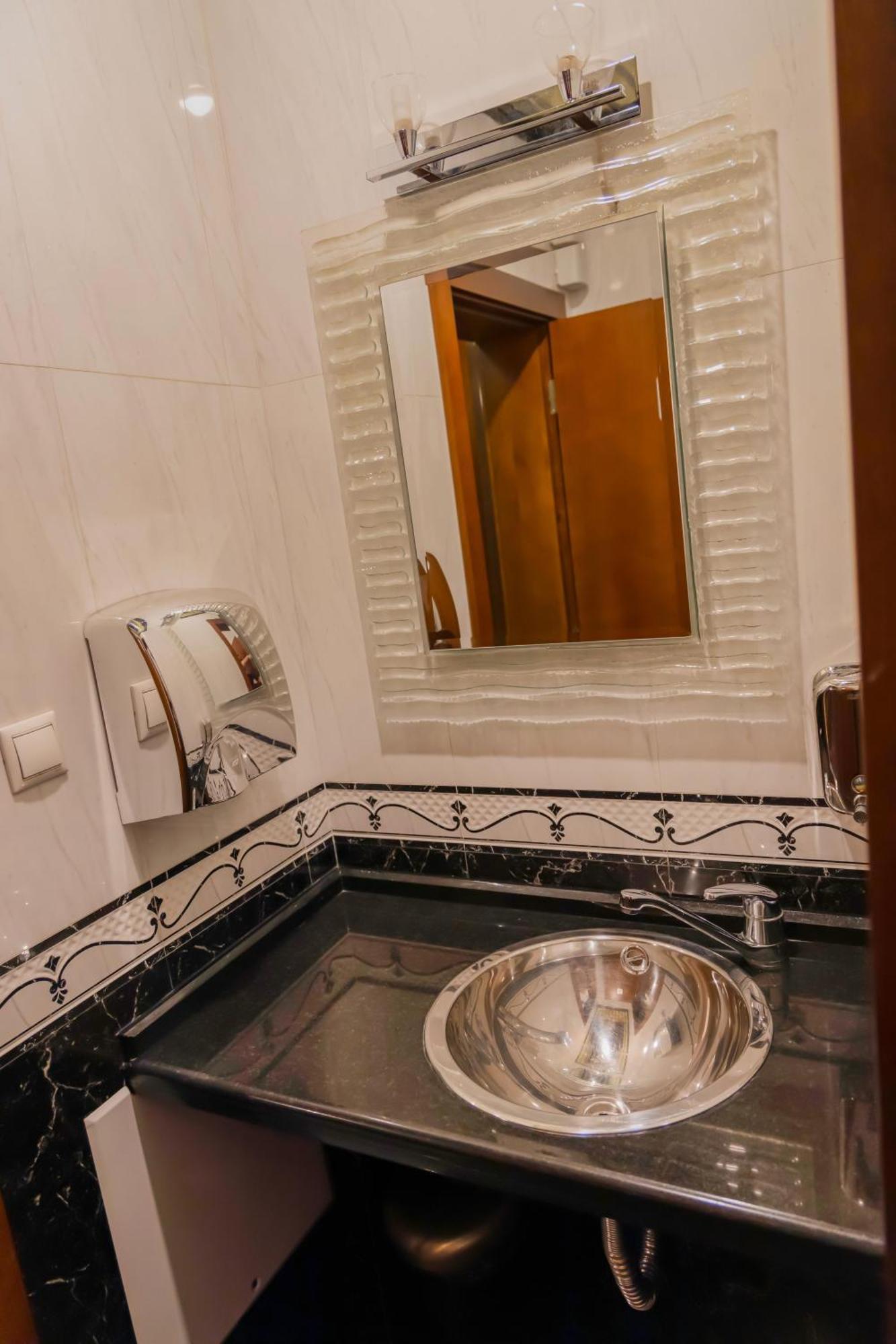 Hotel Ambasador Prishtina Приштина Экстерьер фото