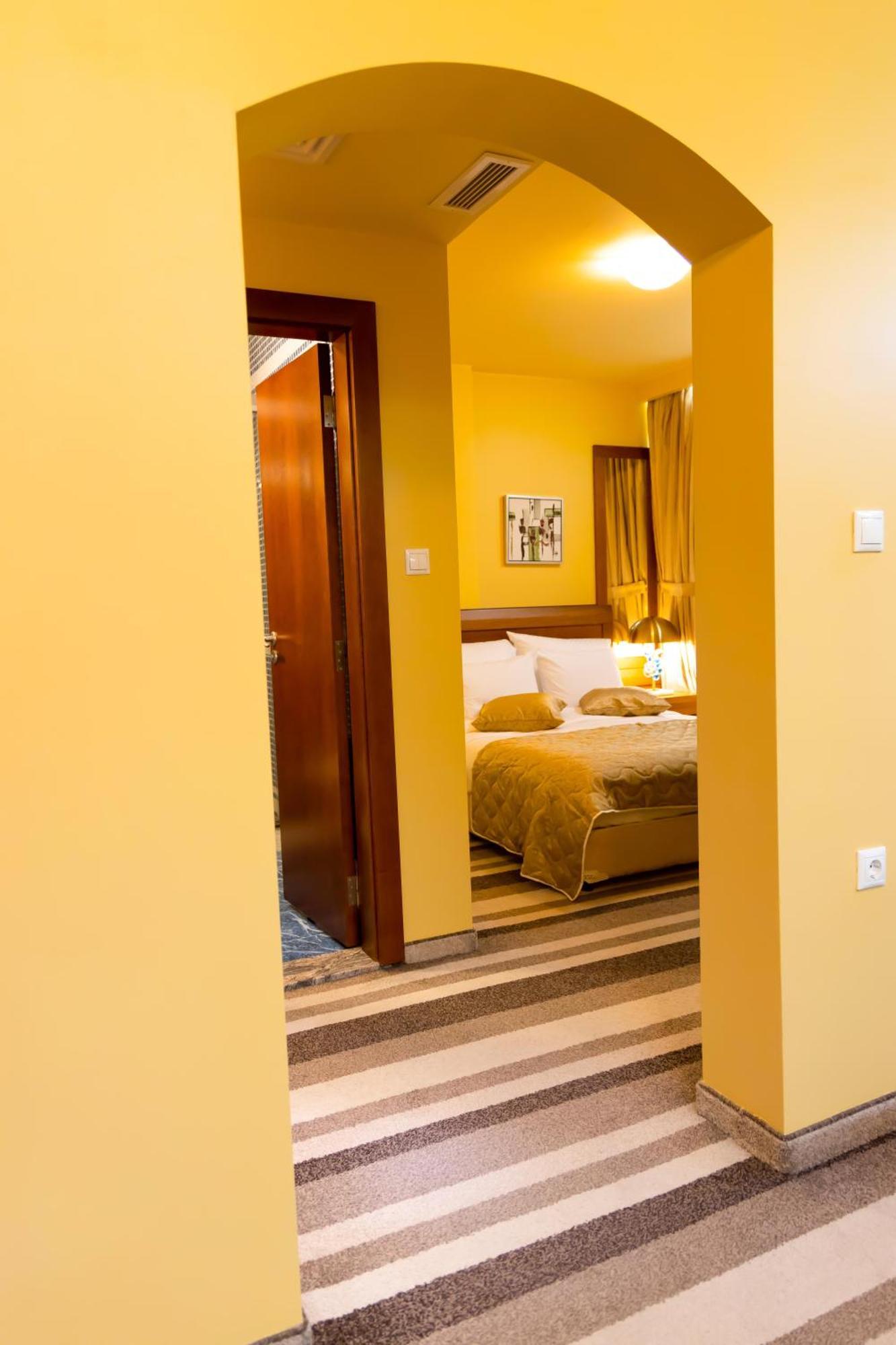 Hotel Ambasador Prishtina Приштина Экстерьер фото