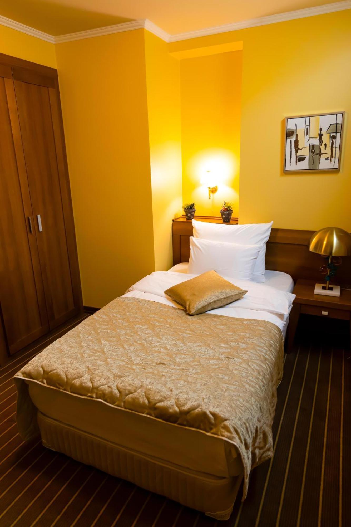 Hotel Ambasador Prishtina Приштина Экстерьер фото